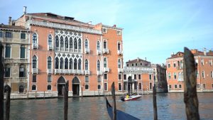 Das Deutsche Studienzentrum in Venedig mit seiner berühmten Terrasse bietet einen einmaligen Ausblick auf den Canal Grande. Noch interessanter ist jedoch, was hinter den Mauern des historischen Palazzo Barbarigo della Terrazza geschieht. Foto: Tobias Schreiner